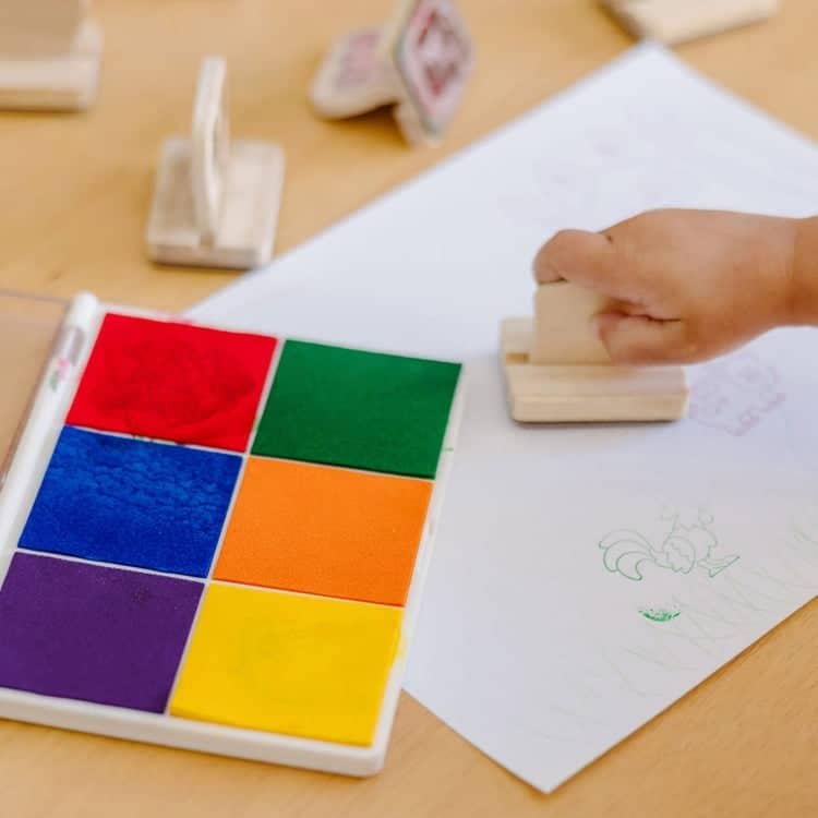 Rainbow-Stamp-Pad-001637-1-Kid-Lifestyle_48784354-1266-4ed5-b0f2-324e4bad00f5.jpg