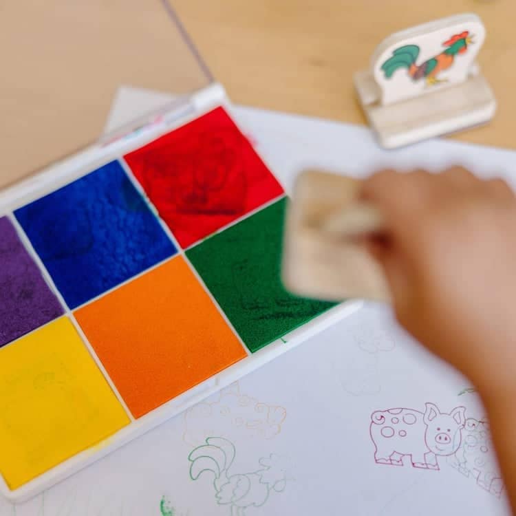 Rainbow-Stamp-Pad-001637-1-Kid-Lifestyle_cddef107-dbc6-4cdd-8966-787a41dbbafc.jpg